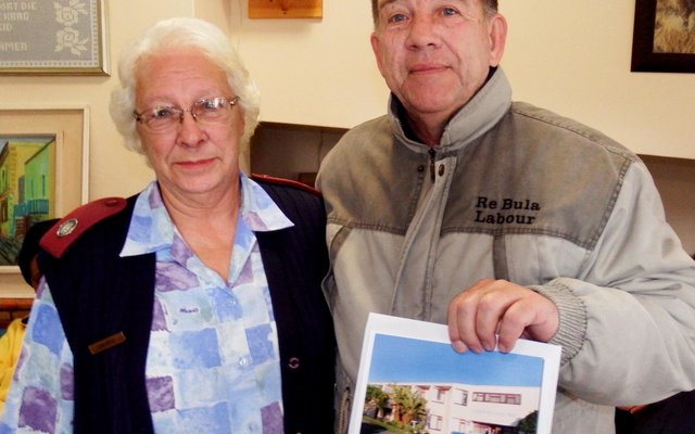 Suster Linda Meyer oorhandig ‘n blyk van waardering aan dr Bobo van Zyl